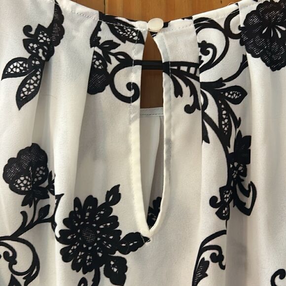 ***** 5 for $25 Worthington Cream and Black Top - Picture 4 of 5